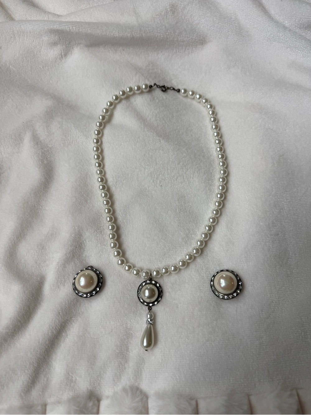 Vintage Classic Faux Pearl Necklace and Clip On Earring Set - Ivory Pearls